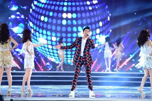 Ca sĩ điển trai chứng tỏ sức hút của mình qua ca khúc "Sài Gòn đẹp lắm" với vũ đoàn đẹp mắt. 