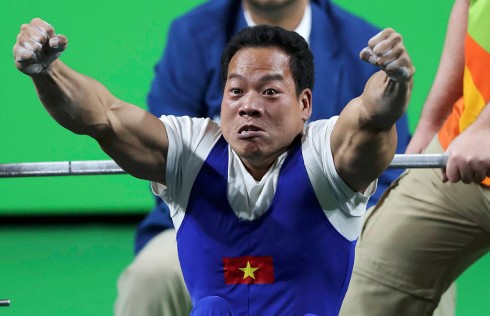 Lê Văn Công phấn khích khi mang về chiếc HC vàng Paralympic đầu tiên cho thể thao Việt Nam. Ảnh: Reuters.