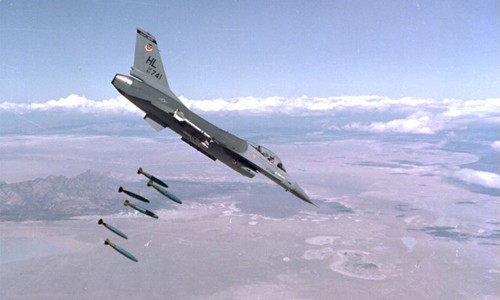 Một chiếc tiêm kích F-16 ném bom tấn công mục tiêu mặt đất. 