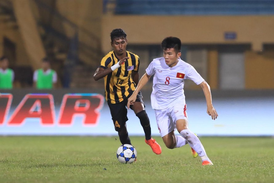 U19 Việt Nam (áo trắng) kết thúc vòng bảng với chiến thắng trước các cầu thủ Malaysia.
