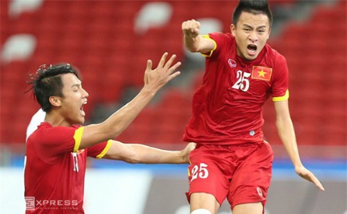 Huy Toàn (phải) chiến thắng bệnh tật để tiếp tục đam mê đá bóng. Ảnh: Đức Đồng