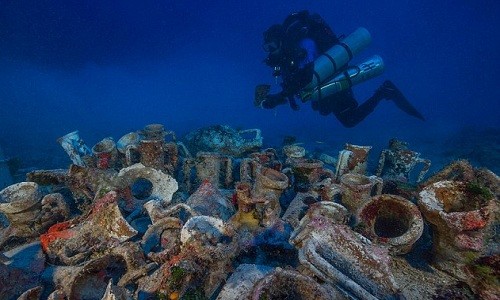 Các nhà khảo cổ thu thập hài cốt trên xác tàu đắm Hy Lạp cổ đại. Ảnh: Brett Seymour.