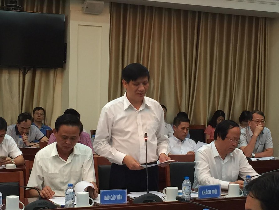 Đại diện các cơ quan công bố báo cáo về môi trường biển và việc khai thác, sử dụng hải sản tại vùng biển Hà Tĩnh, Quảng Bình, Quảng Trị và Thừa Thiên Huế.