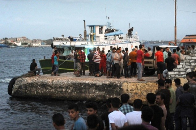 Công tác tìm kiếm cứu hộ được triển khai sau khi tàu chở 450 người nhập cư lật ở Địa Trung Hải. (Ảnh: AFP) 