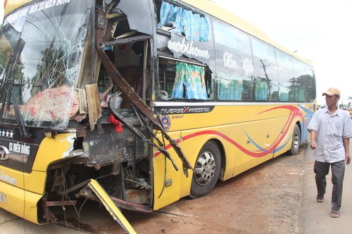 Xe khách hư hỏng nặng sau vụ tai nạn. 