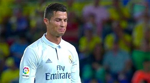 Ronaldo tỏ ra rất thất vọng khi phải rời sân giữa chừng. 