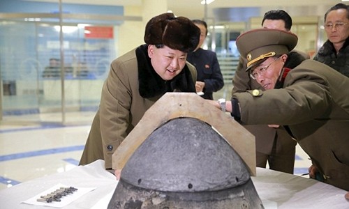 Nhà lãnh đạo Kim Jong-un xem xét một đầu đạn tên lửa của Triều Tiên.