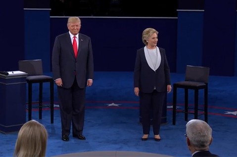 Cuộc tranh luận trực tiếp thứ 2 giữa hai ứng viên tổng thống Mỹ Hillary Clinton và Donald Trump diễn ra sau khi cả hai gặp phải thông tin bất lợi.