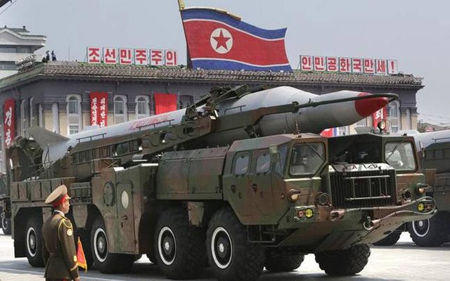 Tên lửa Musudan của Triều Tiên trong một cuộc diễu binh (Ảnh: India Today)
