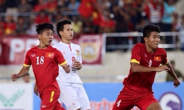 U19 Việt Nam (áo đỏ) trong trận cầu với các cầu thủ UAE.