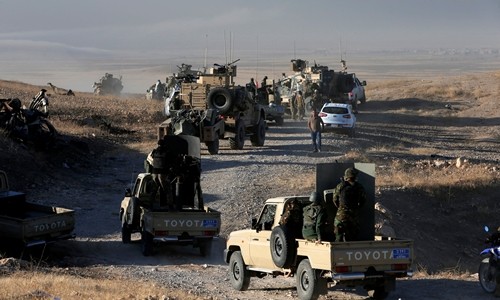 Lực lượng dân quân người Kurd tiến quân về phía đông thành phố Mosul để tấn công IS ngày 17/10. Ảnh: Reuters.
