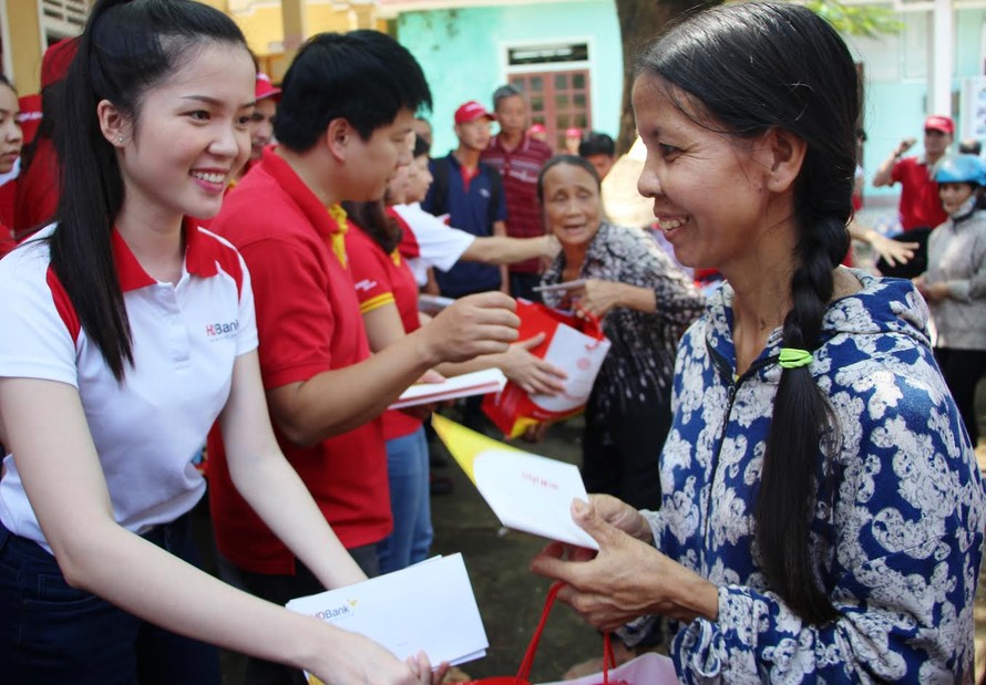 Ngân hàng HDBank và Vietjet phối hợp với báo Tiền Phong, Tỉnh Đoàn Hà Tĩnh trao quà cho bà con vùng lũ Hương Khê (Hà Tĩnh).