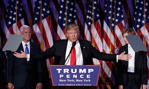 Donald Trump phát biểu trước người ủng hộ sau khi kết quả bỏ phiếu được công bố cho thấy ông sẽ trở thành tổng thống thứ 45 của Mỹ. Ảnh: Reuters