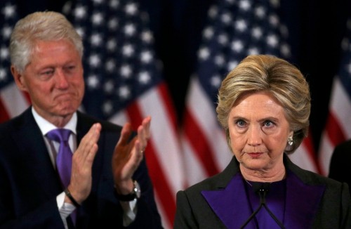 Ứng viên tổng thống đảng Dân chủ Hillary Clinton trong bài phát biểu chấp nhận thua cuộc. Ảnh: Reuters