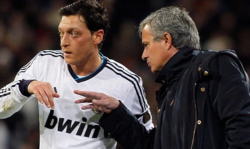 Ozil và Mourinho khi làm việc cùng nhau ở Real Madrid. Ảnh: AFP. 