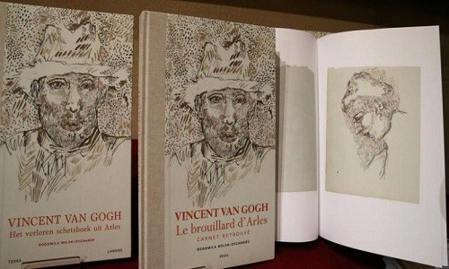 Cuốn sách tập hợp bản in các bức phác họa được cho là của danh họa Van Gogh. Ảnh: Reuters. 