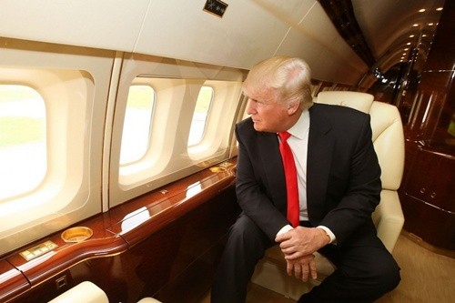 Ông Donald Trump ngồi trên chiếc chuyên cơ riêng trị giá hơn 100 triệu USD. Ảnh: PA