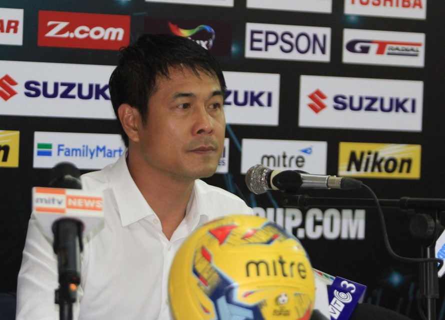 HLV Nguyễn Hữu Thắng trong buổi họp báo sau trận đấu.