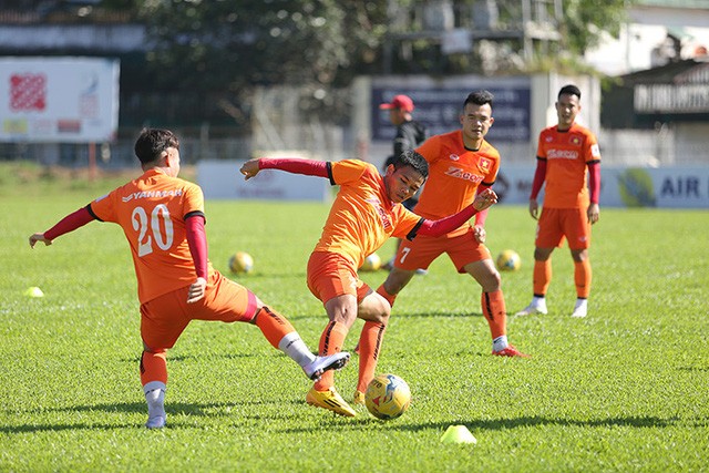Các cầu thủ Việt Nam tập luyện chuẩn bị cho trận đấu gặp Myanmar