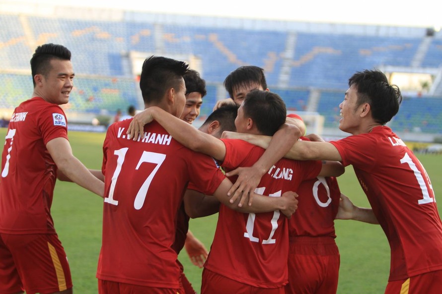 Các cầu thủ Việt Nam ăn mừng bàn thắng quý như vàng của Trọng Hoàng. Ảnh: Nguyên Phong