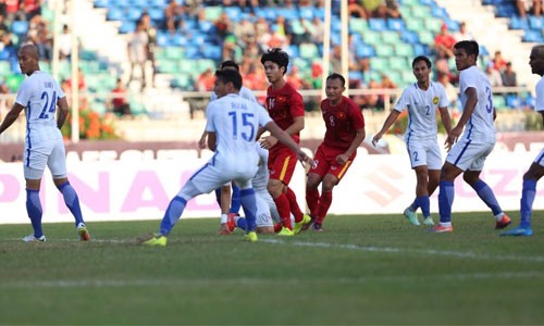 Nhiều cầu thủ Myanmar có mặt trong vòng cấm nhưng không thể ngăn Trọng Hoàng ghi bàn. Ảnh: Đức Đồng. 