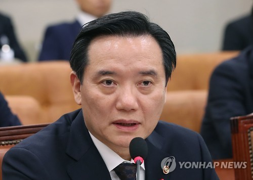 Bộ trưởng Tư pháp Hàn Quốc Kim Hyun-woong hôm qua phát biểu trước Quốc hội. Ảnh: Yonhap