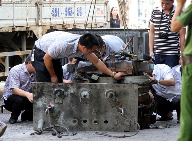 Lực lượng chức năng khám nghiệm hiện trường vụ nổ trạm biến áp trên vỉa hè phố Nguyễn Thị Minh Khai. Ảnh: Zing