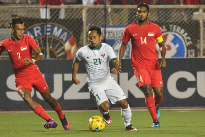 Indonesia (áo trắng) ngược dòng hạ Singapore 2-1 để giành tấm vé bán kết còn lại của bảng A. 