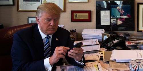 Hình ảnh Trump đang sử dụng thiết bị được cho là Galaxy SIII. 
