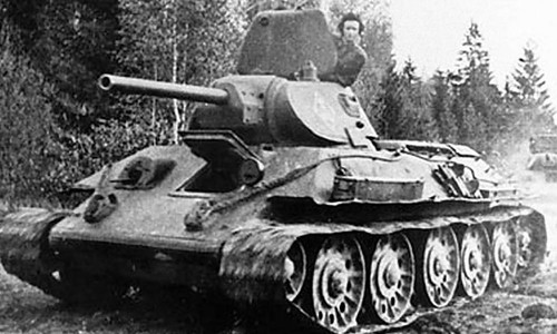 Mariya Okayabrskaya và chiếc tăng T-34 bà dành cả đời để mua và chiến đấu. Ảnh: Vintagenews. 