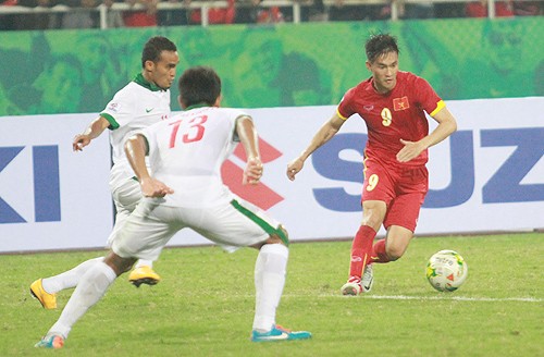 Trước thềm AFF Suzuki Cup 2016, tuyển Việt Nam đá hai trận giao hữu với Indonesia, hoà 2-2 trên sân khách và thắng 3-2 trên sân nhà.