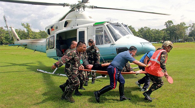 Nhân viên an ninh của Tổng thống Philippines bị thương trong vụ tấn công ở Marawi được chuyển tới bệnh viện bằng trực thăng. (Ảnh: Reuters) 
