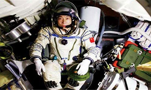 Phi hành gia Yang Liwei cho rằng tiếng gõ bí ẩn ông nghe thấy trong lần đầu bay lên vũ trụ là do thay đổi trong áp suất không khí. Ảnh: Xinhua.