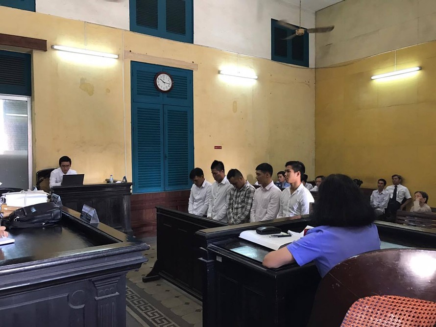 Nhóm bị cáo nguyên là cầu thủ CLB bóng đá Đồng Nai tại phiên tòa sáng nay 6/12. Ảnh: Tân Châu 
