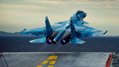 Một tiêm kích Su-33 cất cánh từ tàu sân bay Đô đốc Kuznetsov. Ảnh: The Sentinel.
