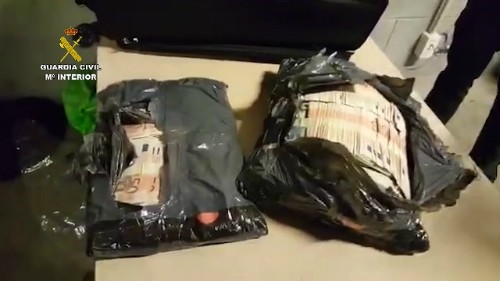 Hơn một triệu euro được bọc kín trong túi đựng rác. Ảnh: Guardia Civil.