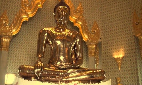 Pho tượng Phật bằng vàng từng ẩn dưới lớp vỏ thạch cao suốt hàng trăm năm. Ảnh: YouTube.