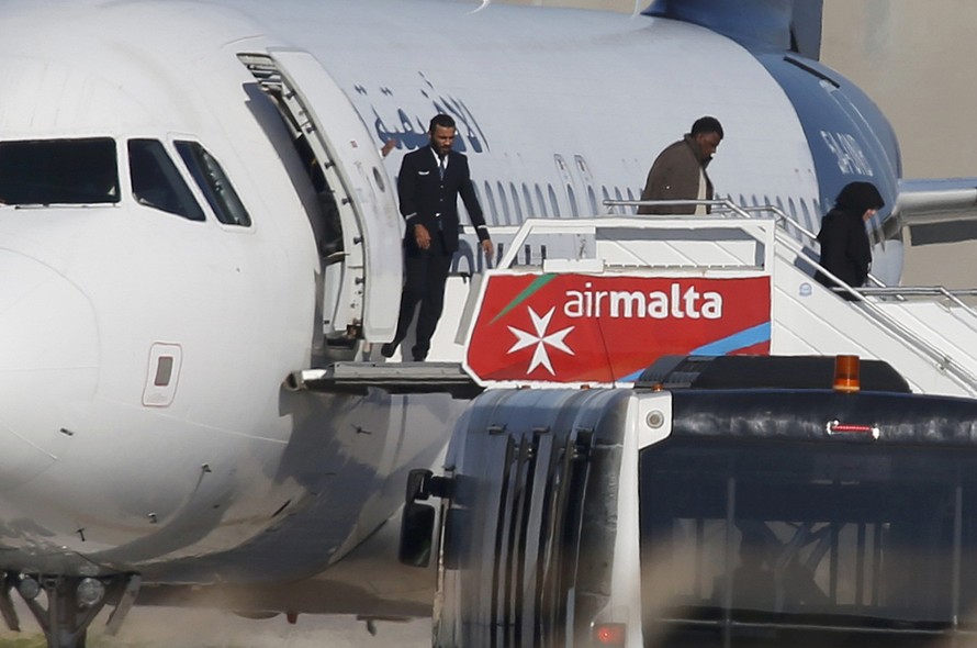 Hình ảnh các con tin được thả từ máy bay bị không tặc khống chế của Libya hôm 23/12 (Ảnh: Reuters)