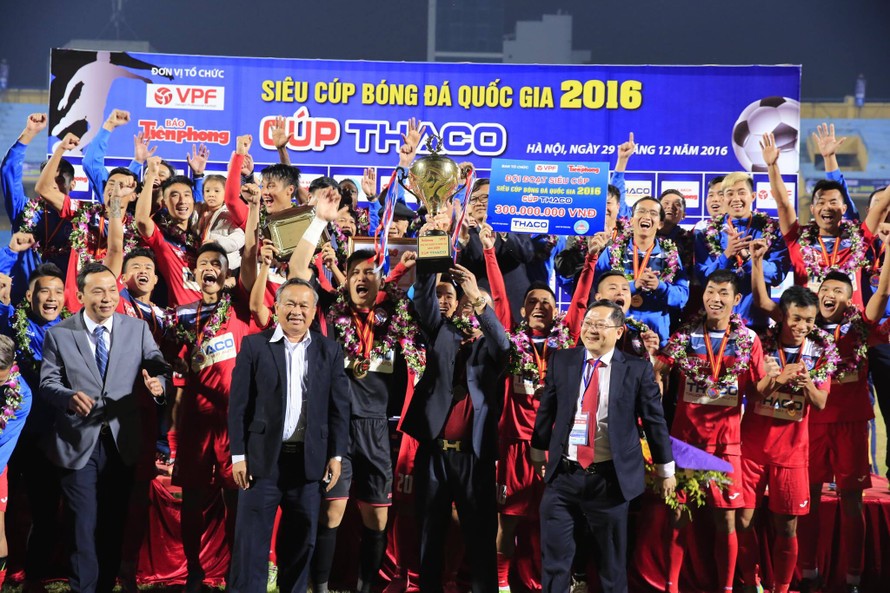 Niềm vui giành Siêu cúp Quốc gia 2016-cúp THACO ngay trong lần đầu tiên tham dự của Than Quảng Ninh. Ảnh: Như Ý.