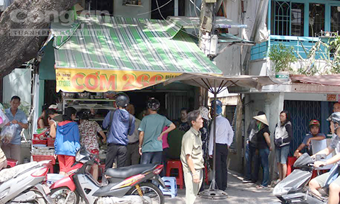 Cháy quán cơm ở Sài Gòn, khách hoảng loạn tháo chạy