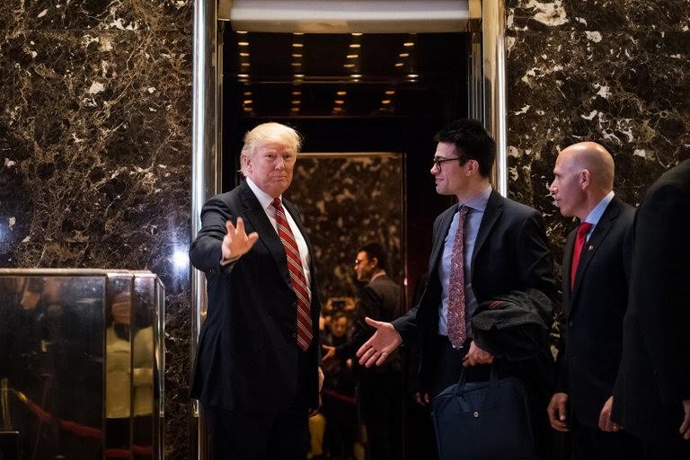 Ông Trump tại sảnh Tháp Trump hôm đầu đầu tuần này. Ảnh: NYT