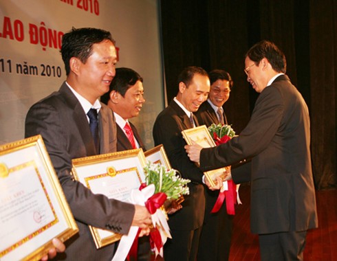 Ông Trịnh Xuân Thanh (ngoài cùng bên trái) trong một lần đón nhận Huân chương lao động của PVC (Ảnh: PVC).