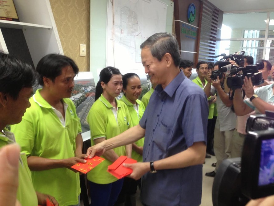 Ông Lê Văn Khoa - Phó Chủ tịch UBND TPHCM thăm hỏi và lì xì đầu năm cho công nhân xử lý rác