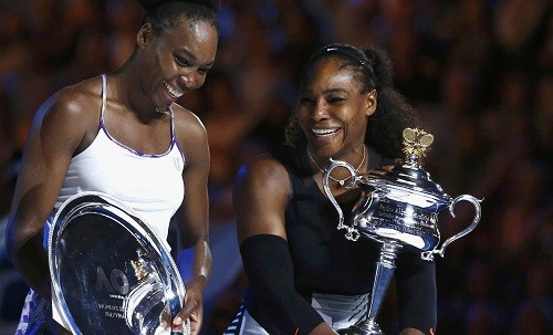 Chị em nhà Williams tươi cười khi nhận thưởng. Đây là lần đầu họ chạm trán nhau ở chung kết Grand Slam tính từ Wimbledon 2008. Ảnh: Reuters.