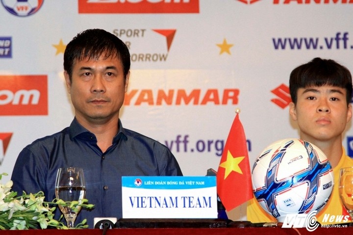HLV Hữu Thắng và tân đội trưởng U23 Việt Nam - Đỗ Duy Mạnh (Ảnh: Hoàng Tùng).