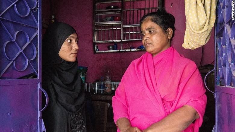 Muneera Begum (trái) và mẹ 