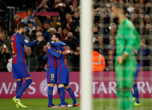 Barca giành vé vào tứ kết với tổng tỷ số 6-5 sau hai lượt trận. Ảnh: Reuters. 