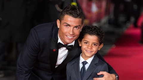 Ronaldo thuê người đẻ cặp con sinh đôi?