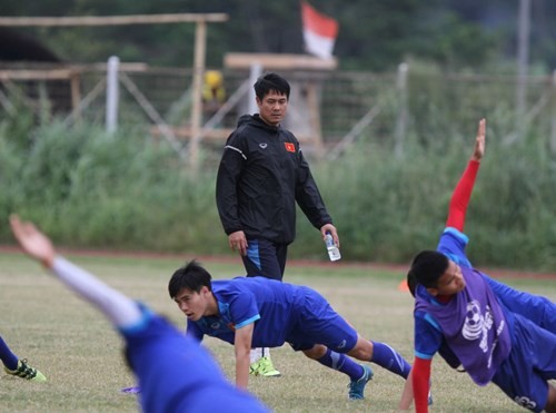 HLV Hữu Thắng bổ sung hai cầu thủ vào tuyển Việt Nam