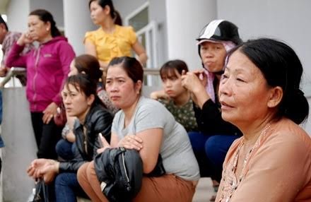 Gia đình đau buồn trước cái chết của sản phụ N.T.T tại bệnh viện Đa khoa tỉnh Quảng Trị. Ảnh: H. Thơ.